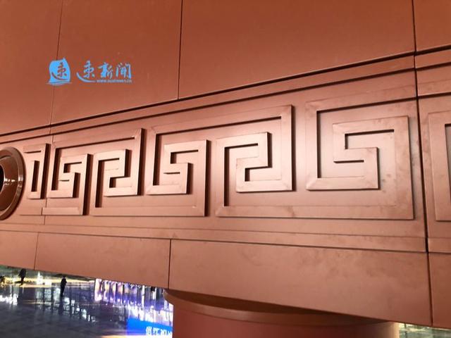 漫步在大厅内,随处可见雕凿细致入微的回纹样式棂花,二方连续回纹纹样