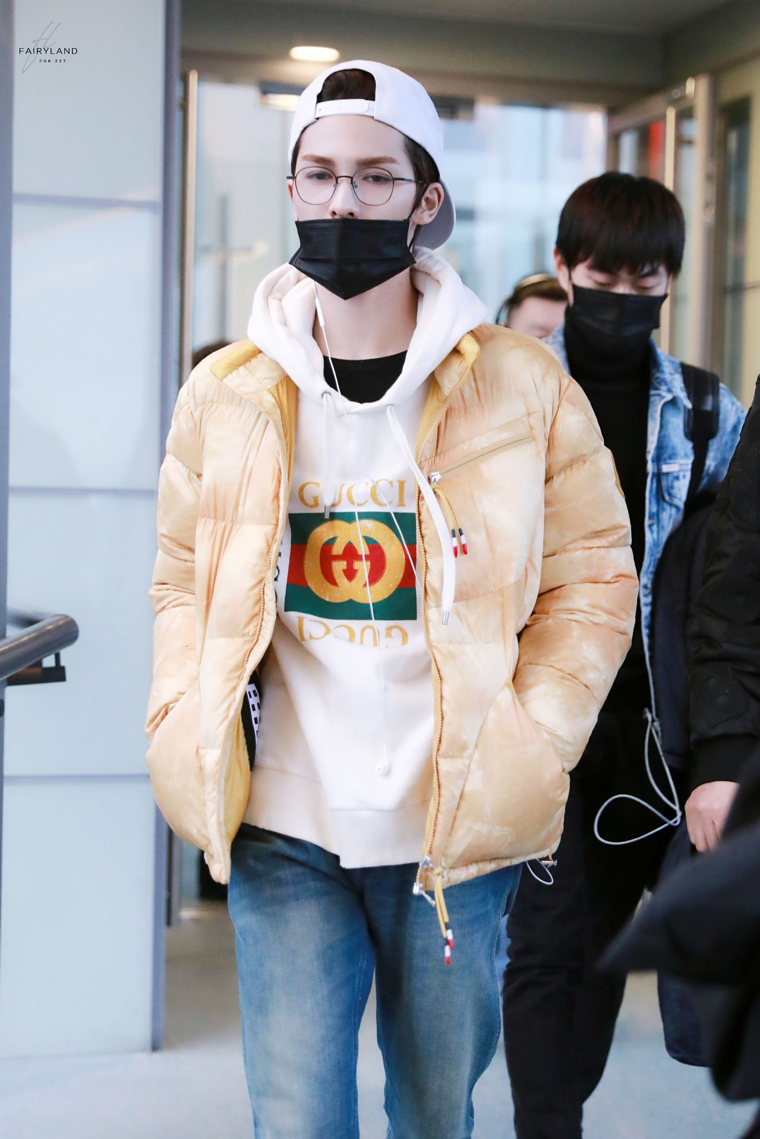 朱正廷早起赶飞机飞往北京反戴棒球帽的流沙奶黄包