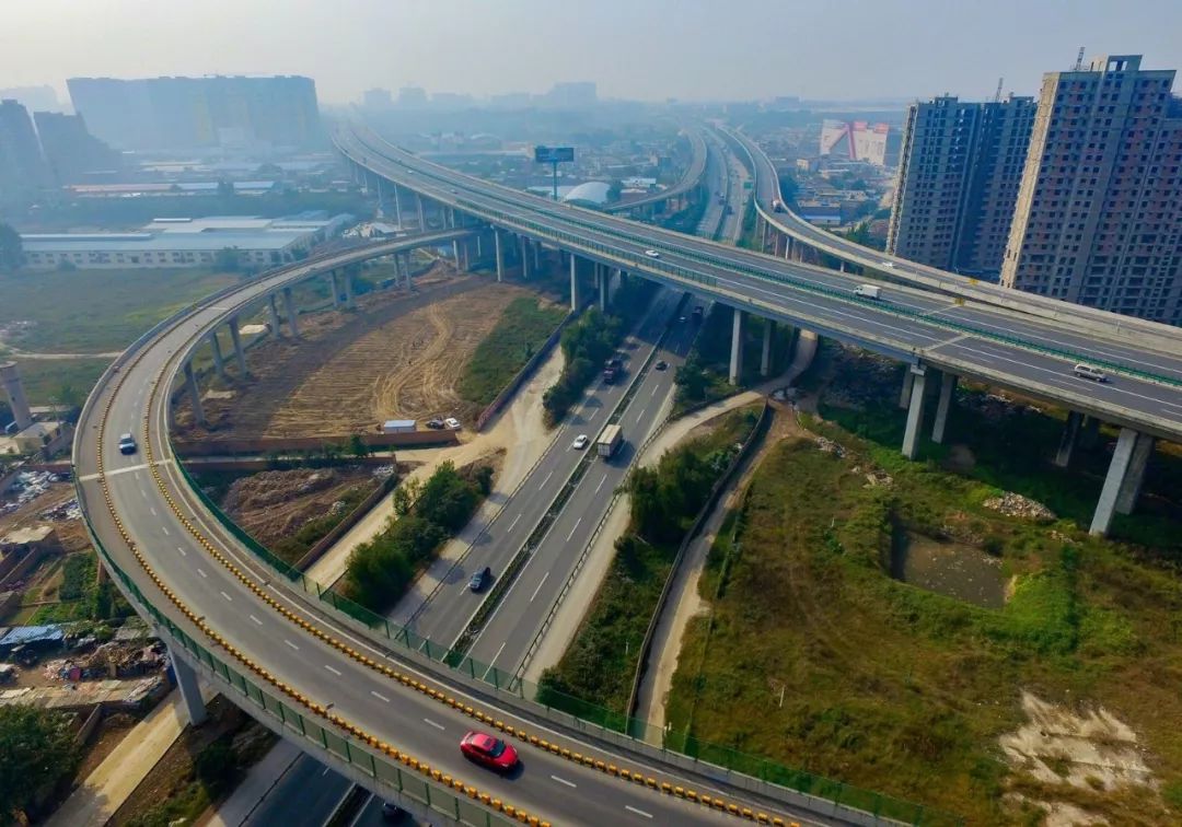 加快构建陆空海铁一体,联通全国,辐射全球的现代化综合立体交通网络