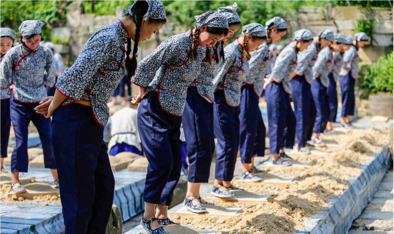 原因一:酒曲制作完成之后是要与高粱掺在一起发酵的,因此,对踩曲的