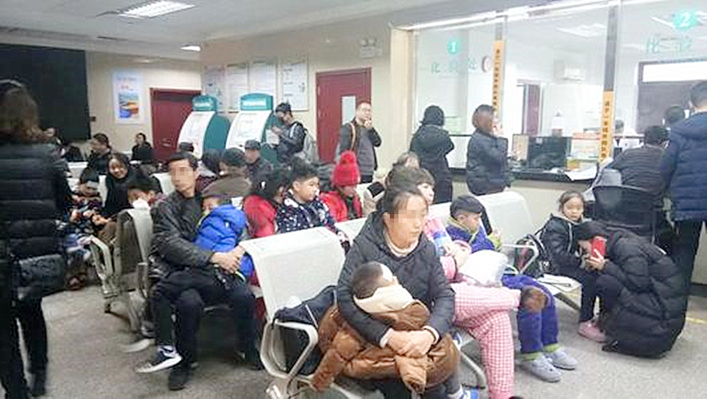 实拍午夜1点儿童医院:一场幼儿疾病,足以"摧毁"整个家庭_孩子