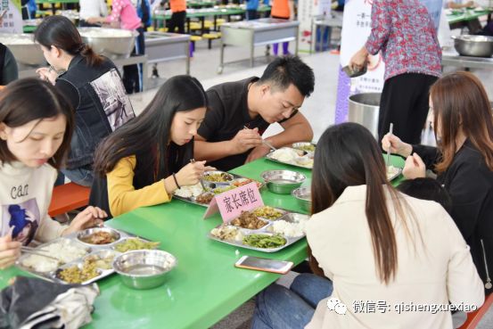 打造让家长放心的阳光食堂 ——启声小学组织开展家长进食堂参观体验