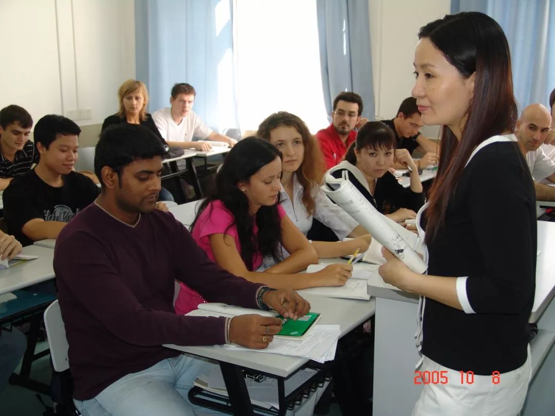 05年留学生努力学习汉语2004年,外国留学生事业进入快速发展期,学校