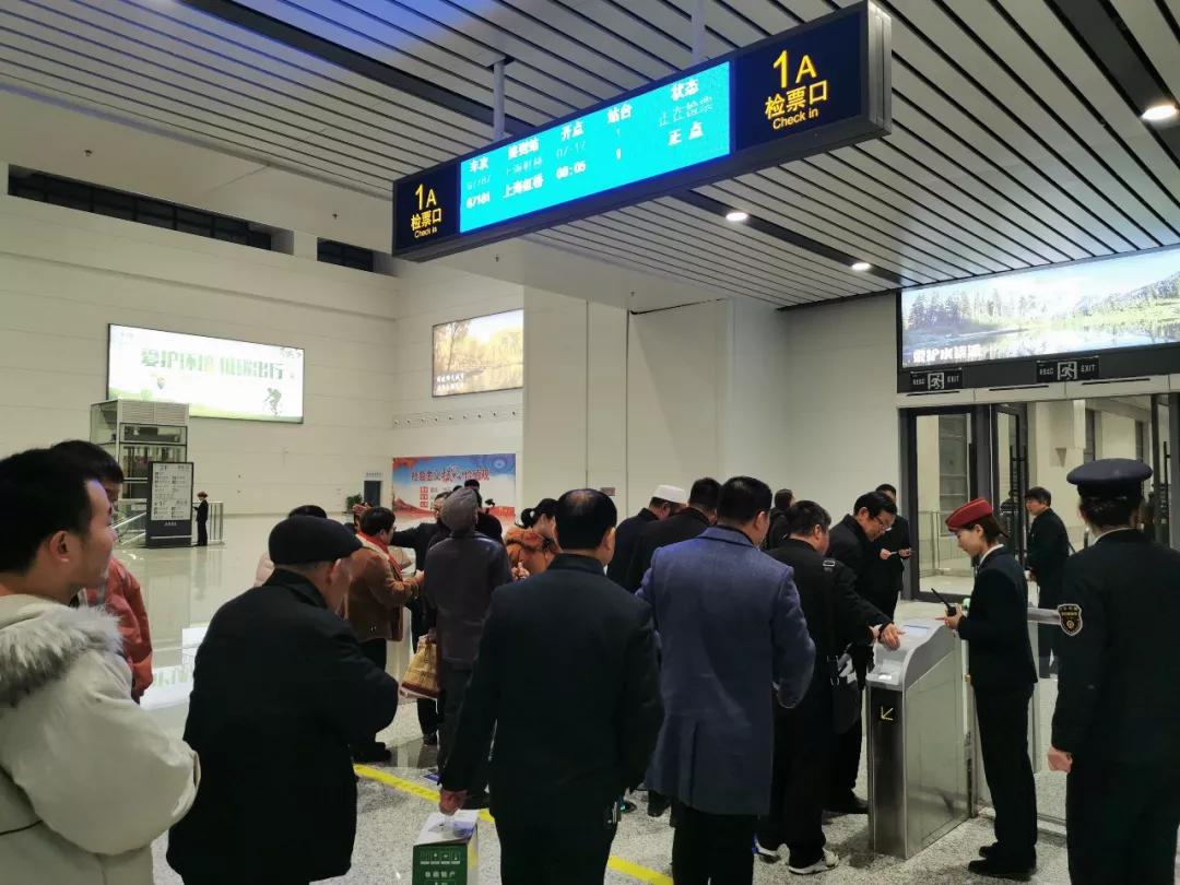 出发阜阳开出第一趟高铁多图直击现场实景大阜阳飞驰吧