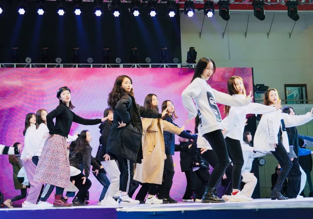 2019新丝路湖南模特大赛总决赛彩排现场. 何佳洁 顾荣 拍摄