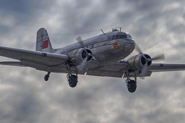 上海虹桥机场突降古董飞机,75年机龄老战士,机头徽章饱含荣光