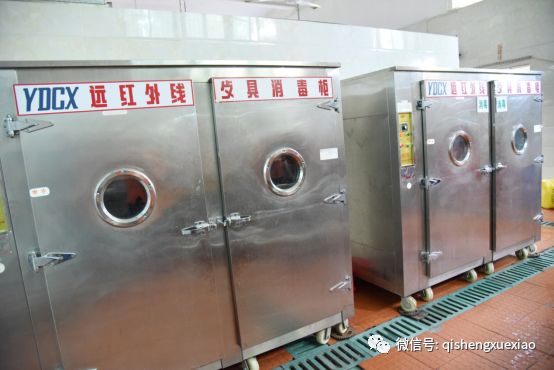 打造让家长放心的阳光食堂 ——启声小学组织开展家长进食堂参观体验