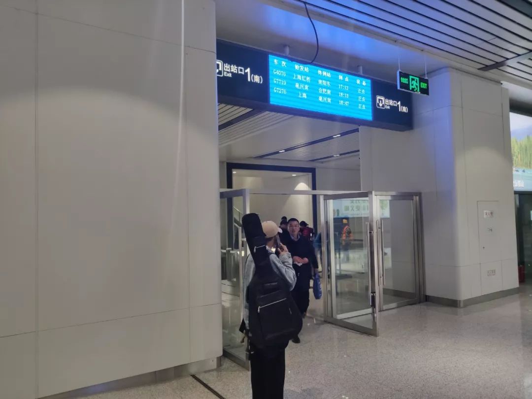 阜阳高铁开通的第六天终于看清了高铁站的全貌