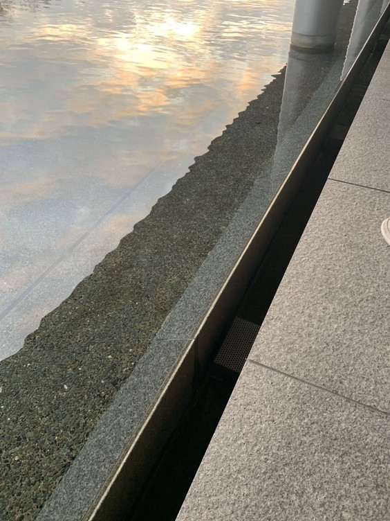 其实很简单,建筑师只是利用了常用园林排水功能的线性排水法,把建筑