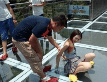 玻璃桥变走光桥男游客在桥下拍得火热穿裙子游客太尴尬