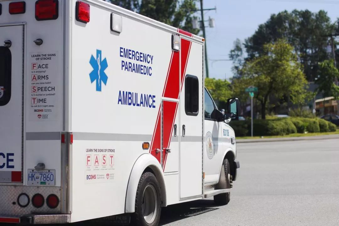 太搞笑bc女子忍痛开车到医院门口却要叫救护车才能进医院