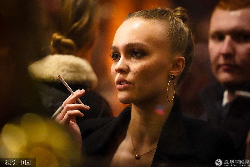 德普20岁女儿秃顶还抽烟!"老佛爷"的掌上明珠如今怎变这样?