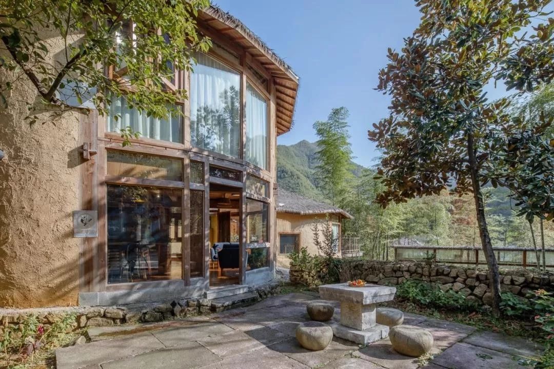 隐世半山腰上的野奢民宿网红玻璃船儿童乐园竹林泡池还能滑最野的雪