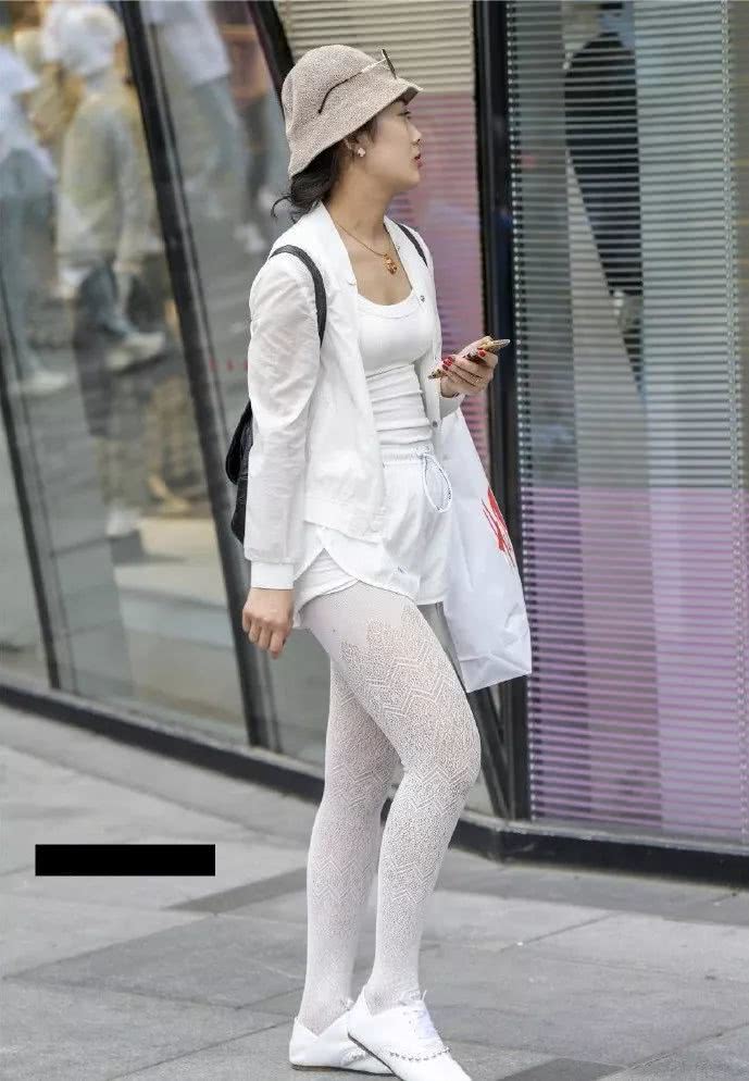 街拍美女:一身白色系打扮的微胖小姐姐,白丝即是正义啊!