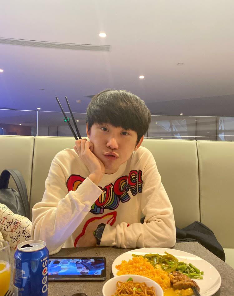 英雄联盟:硬币哥抵达拉斯维加斯,享受美食吧