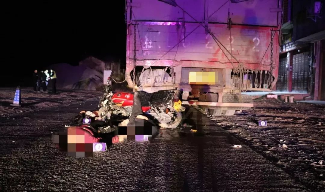 凌晨事故:摩托车撞上大货车3死2伤事故发生的原因是什么?
