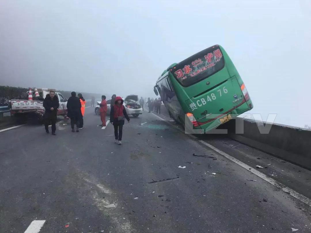 突发贵州遵蓉高速多车相撞涉及37辆车23人受伤