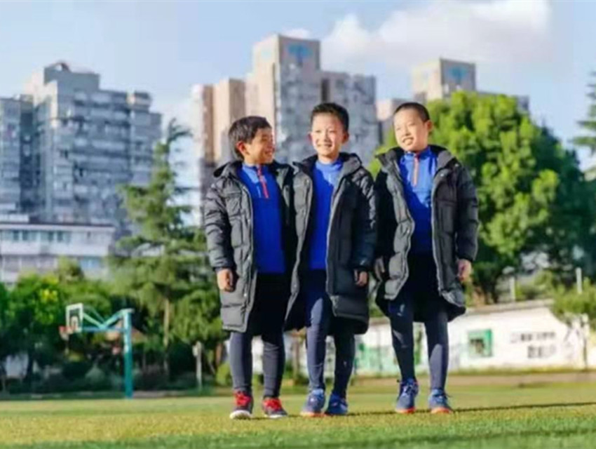 原创6岁男童天生不怕冷,冬天穿短袖短裤,网友:这是"火娃"降世?