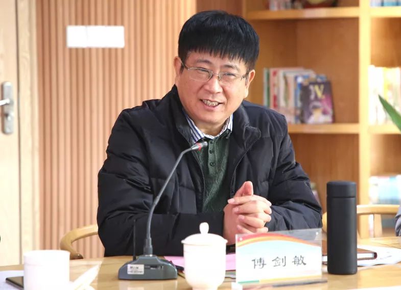 县教育局党委书记,局长傅剑敏对考察团的到来表示热烈的欢迎.