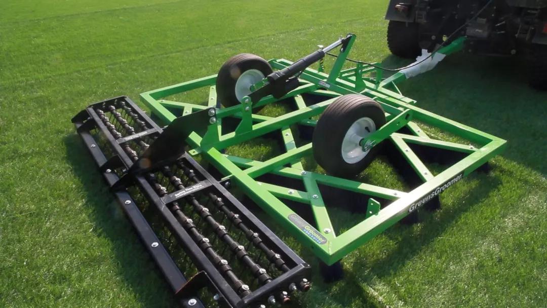 面层梳理机自动化起卷自动覆沙机水压打孔透气设备◆顶尖混合系统草坪