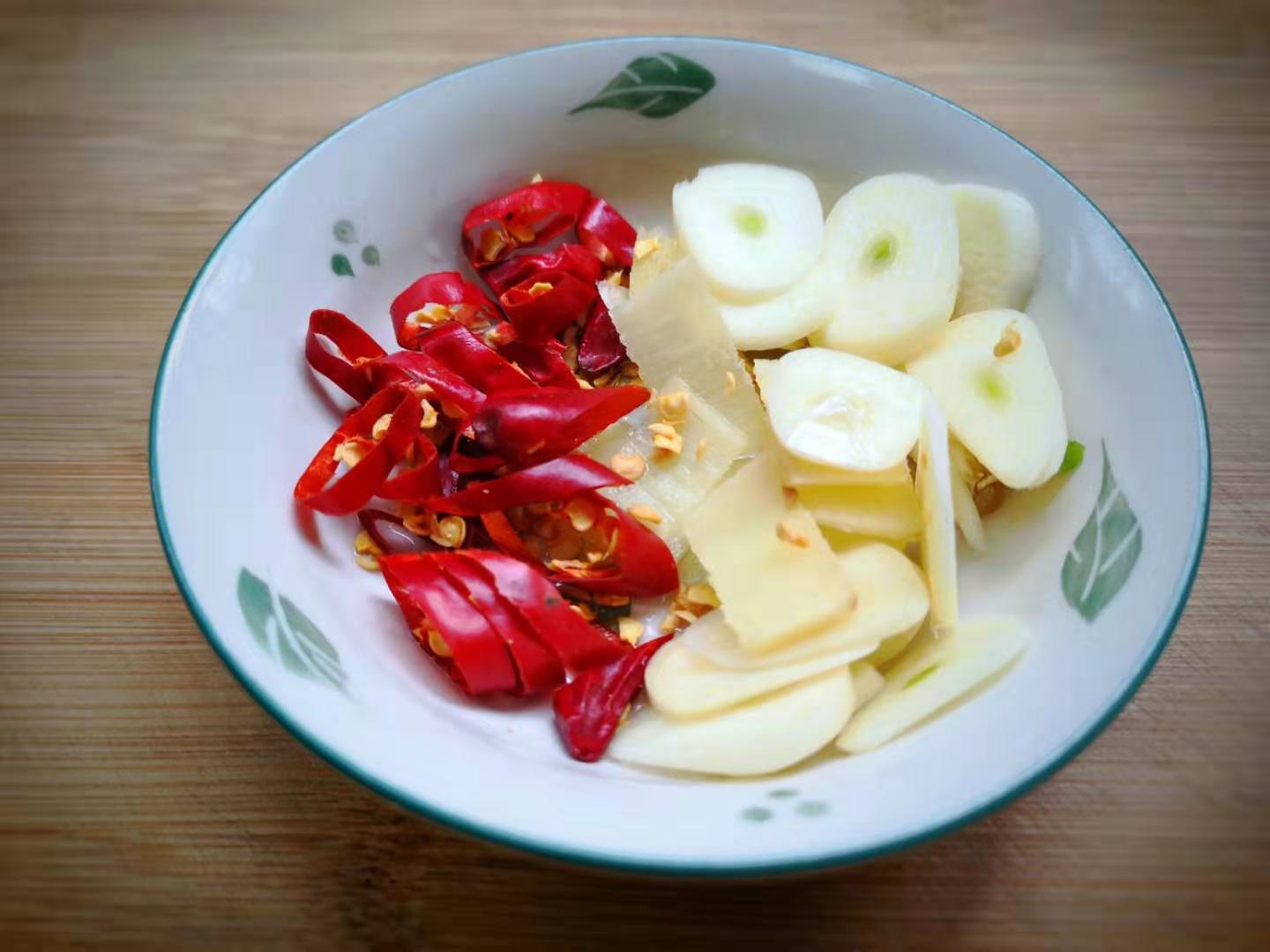 4,姜片蒜切片,干辣椒切圈.