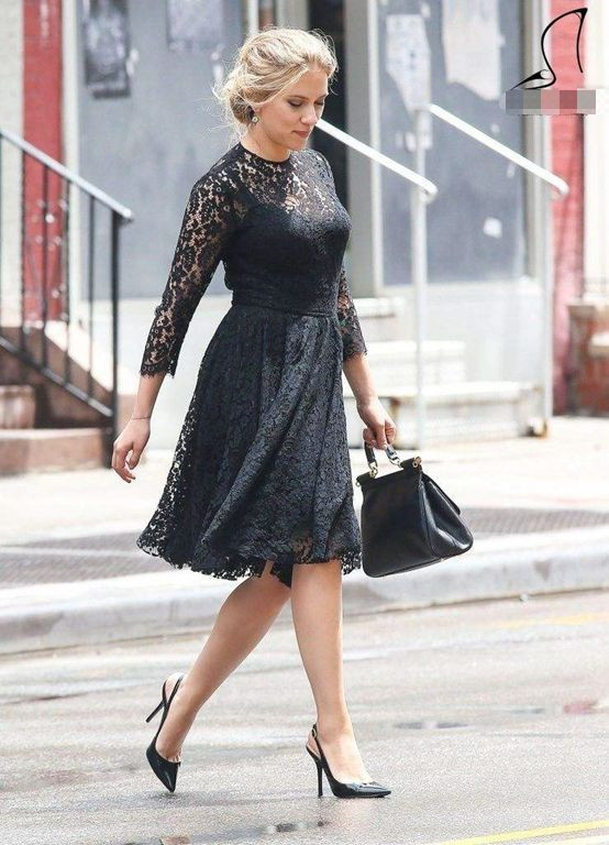 寡姐斯嘉丽亮相黑丝袜搭黑大衣一耳七环又潮又显气质