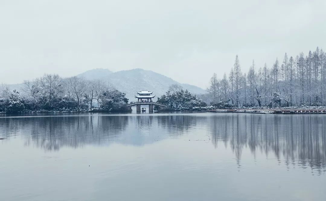 《夜雪 唐白居易 已讶衾枕冷,复见窗户明 夜深知雪重,时闻折竹声.