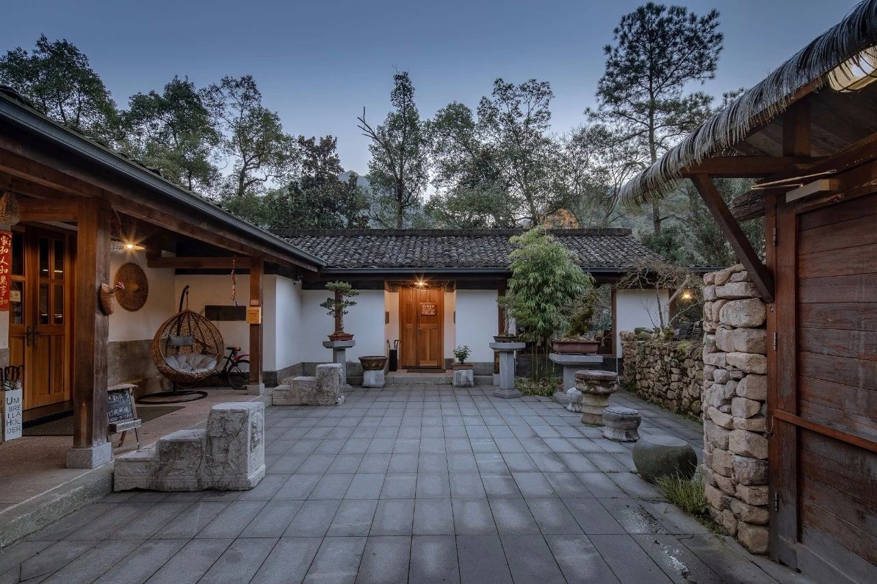 隐世半山腰上的野奢民宿网红玻璃船儿童乐园竹林泡池还能滑最野的雪