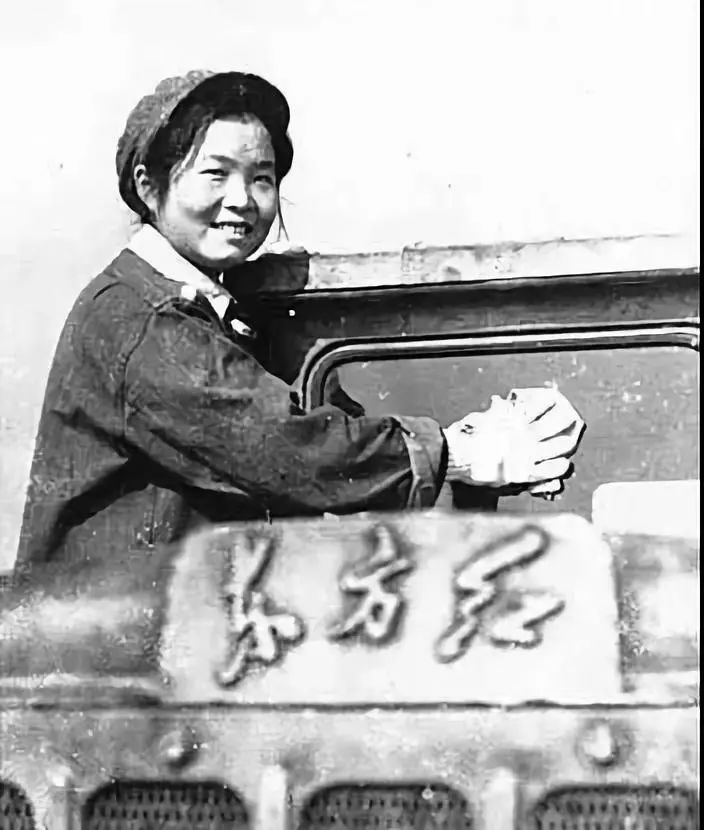 "列宁装"就是当时最时髦的女装于是简单朴素的工装成为主流那时候的