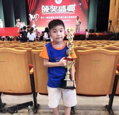 这个来自台湾的小男孩,在专门召开的粉丝见面会上指点人生,可谓是字字