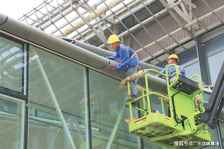 玻璃幕墙施工临边作业的安全防护要求