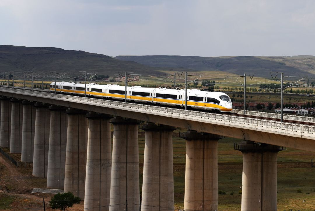 快看!京张高铁开始试运行了,动车小姐姐惊艳亮相