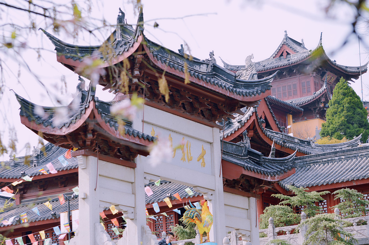 南京香火很旺盛的寺庙,是南京最古老梵刹之一,称"南朝第一寺"