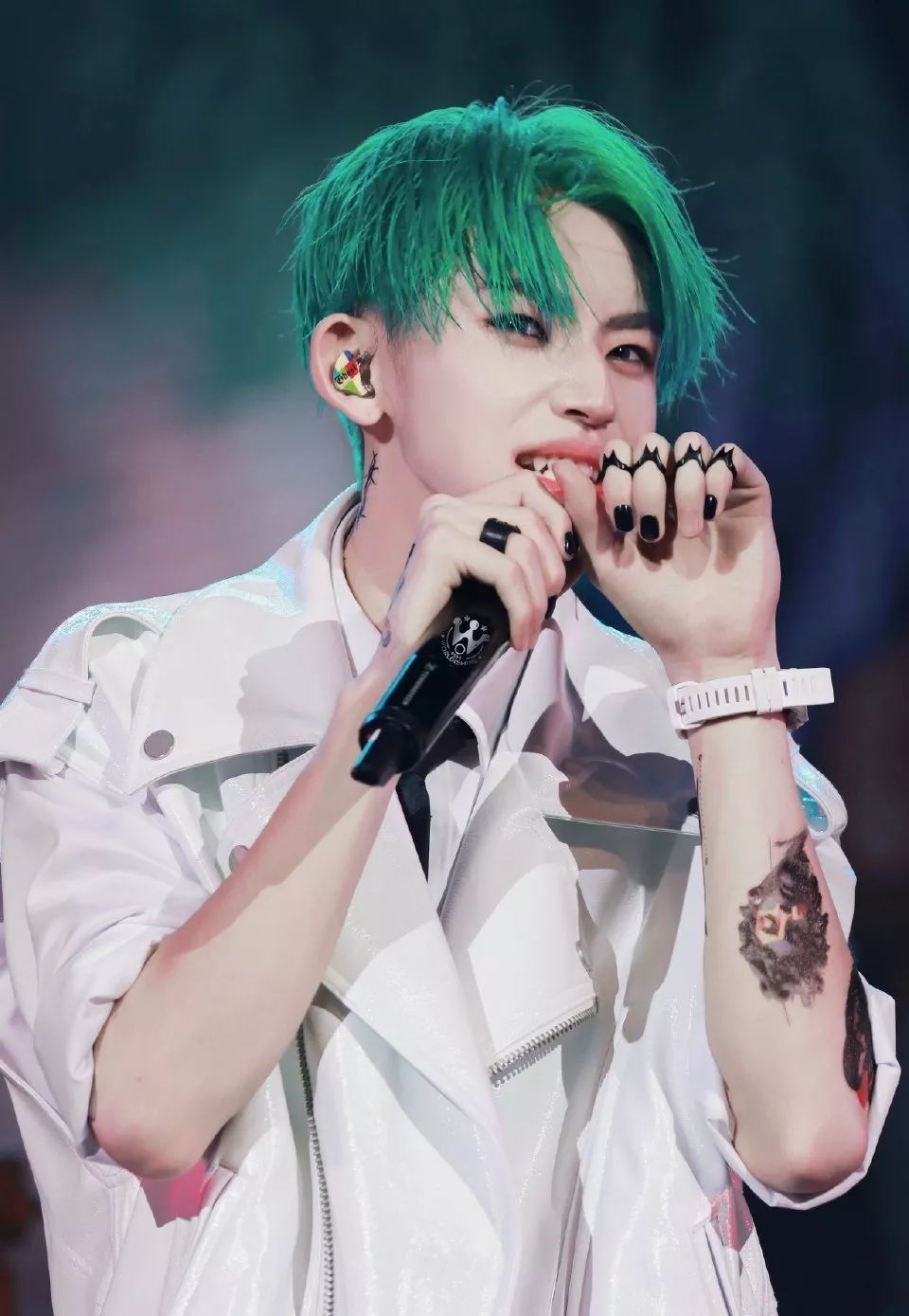 小鬼,还有南南,他们的美甲图一点也没让我觉得违和▲吴世勋sehun吴