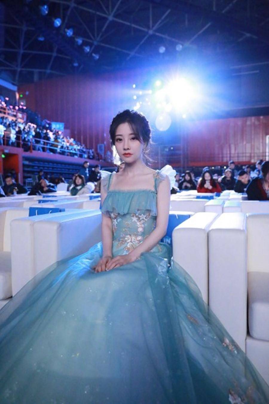 冯提莫一身雾霾蓝礼服出席盛典,装扮再获网友好评!网友:美!