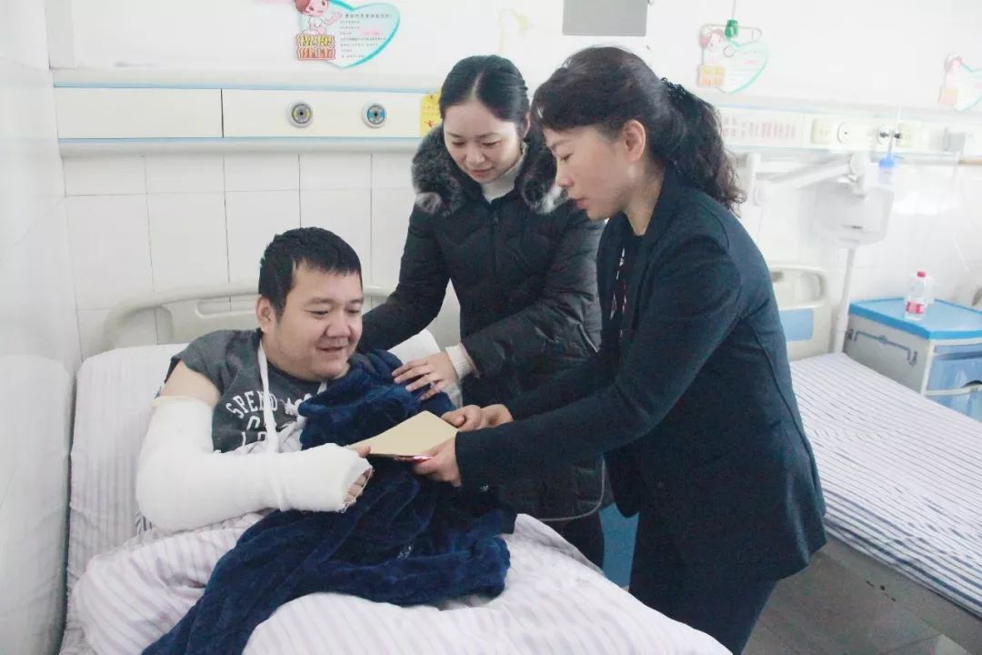 凌娅同志慰问株洲市荷塘分局因公负伤民警_魏靓