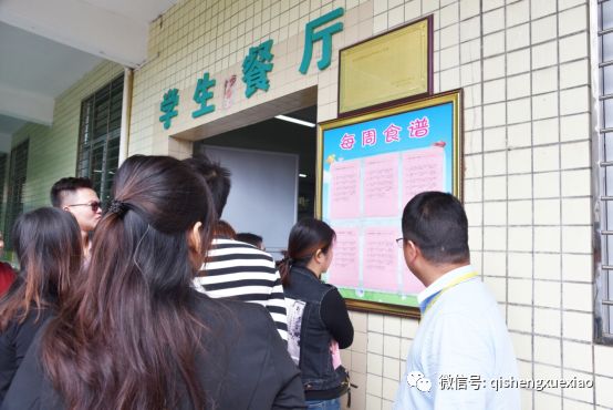 打造让家长放心的阳光食堂 ——启声小学组织开展家长进食堂参观体验