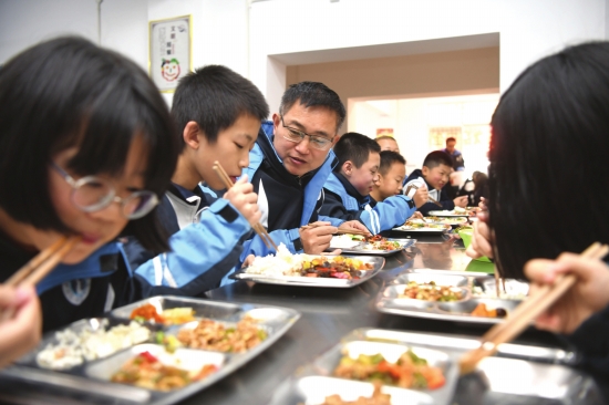 蒙牛校園午餐會 校長家長走進食堂陪餐