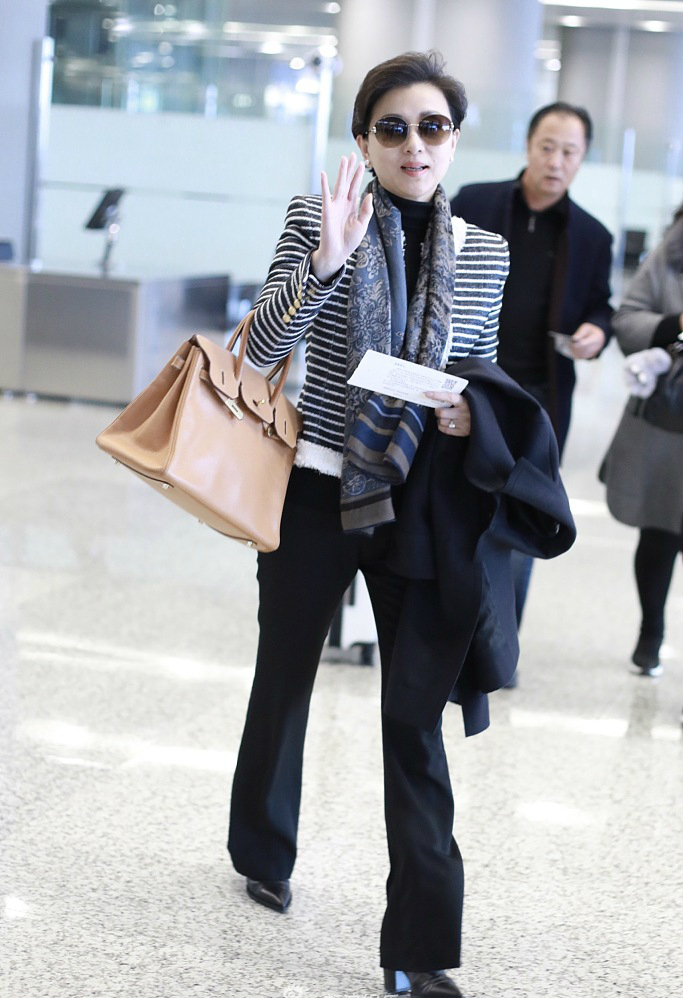 原创51岁杨澜低调走机场,干练穿着自带气场,不愧为"中国的华莱士"