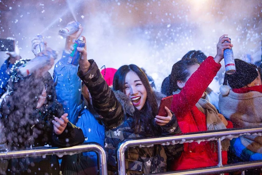 把2019所有的不开赶走来一场疯狂喷雪对战圣诞老人齐聚,陪你欢乐过