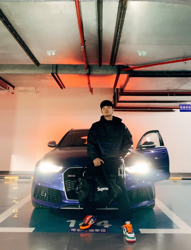 原创陈赫地下车库玩自拍,假扮车模自信满满,可惜焦点都在汽车上