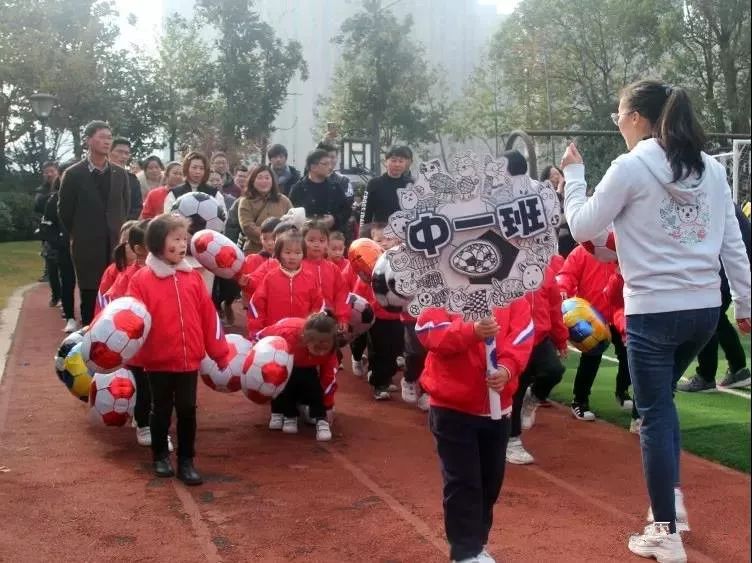 动作要快姿势要帅这是象幼娃娃的足球赛