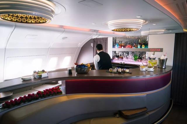 商务舱和头等舱之间的通道处,还设有吧台……除此之外,商务舱还会提供