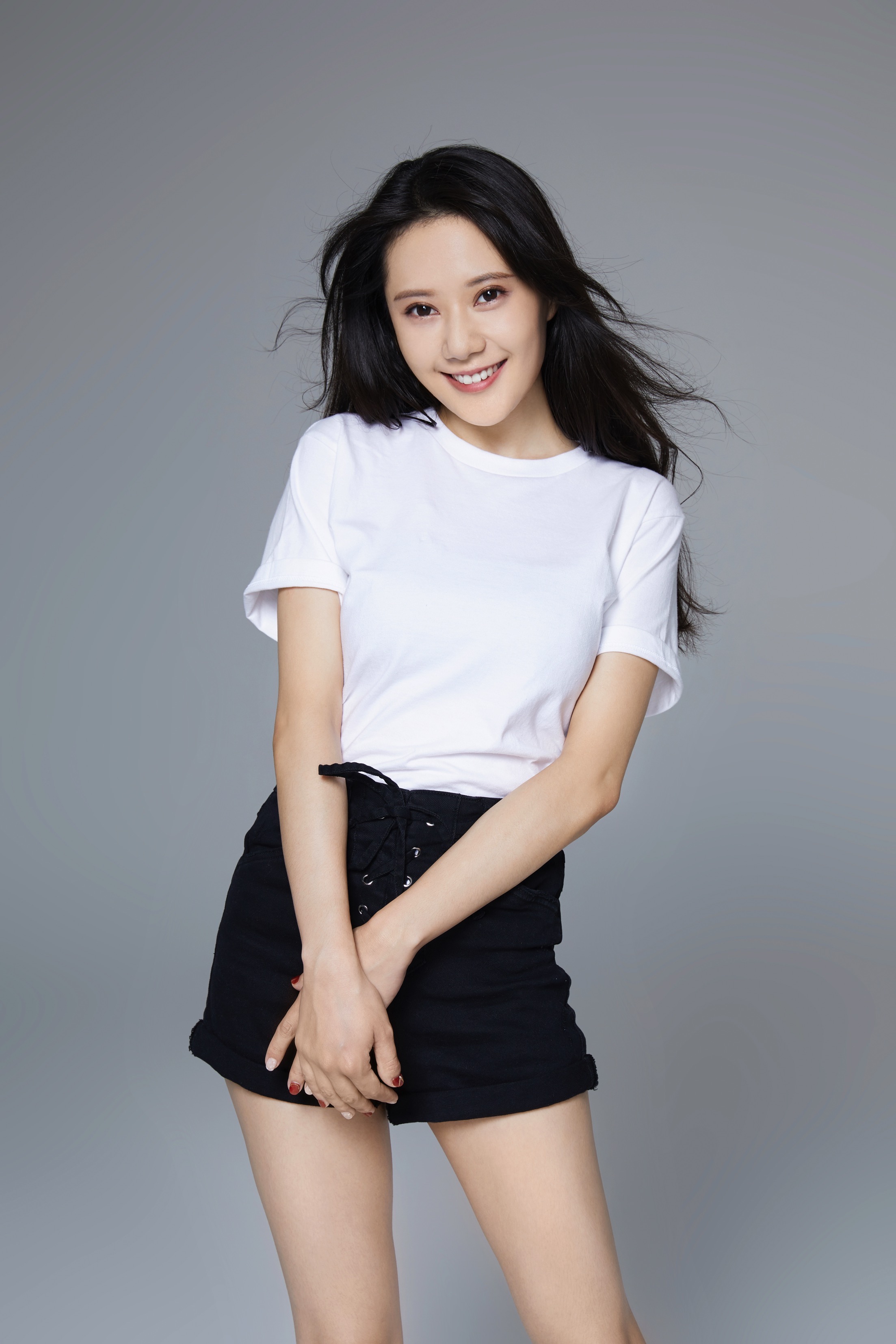 李朵化身精灵少女 真实自在俏皮迷人