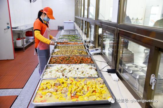 打造讓家長放心的陽光食堂 ——啟聲小學組織開展家長進食堂參觀體驗