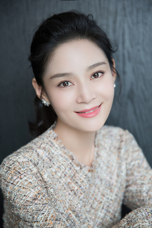 王媛可粗花呢连身裙 纤纤细腰惹眼