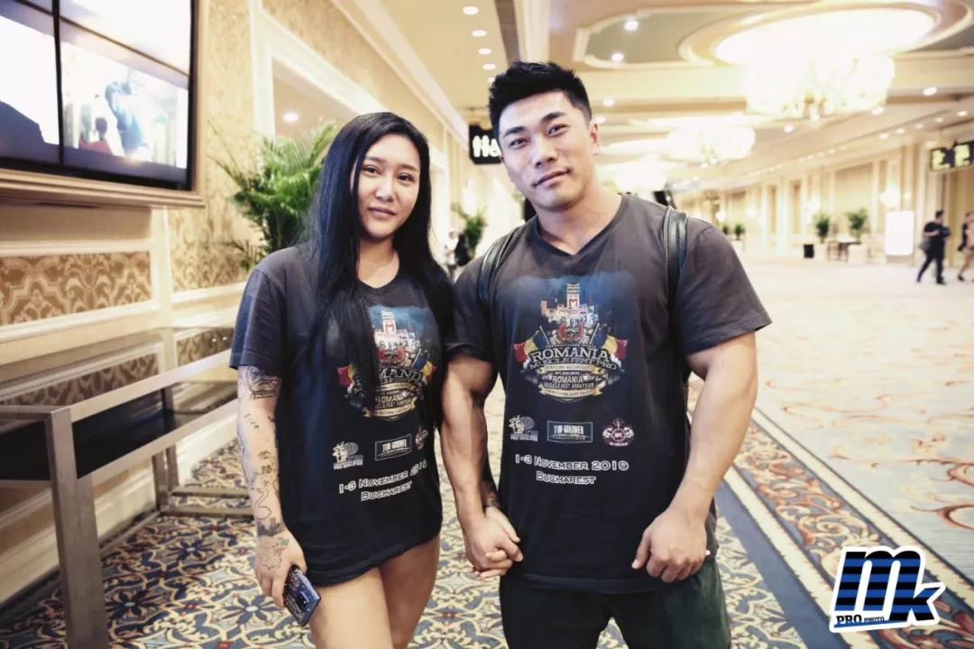 当金士程在欧洲罗马尼亚ifbbpro职业赛场拿到职业卡