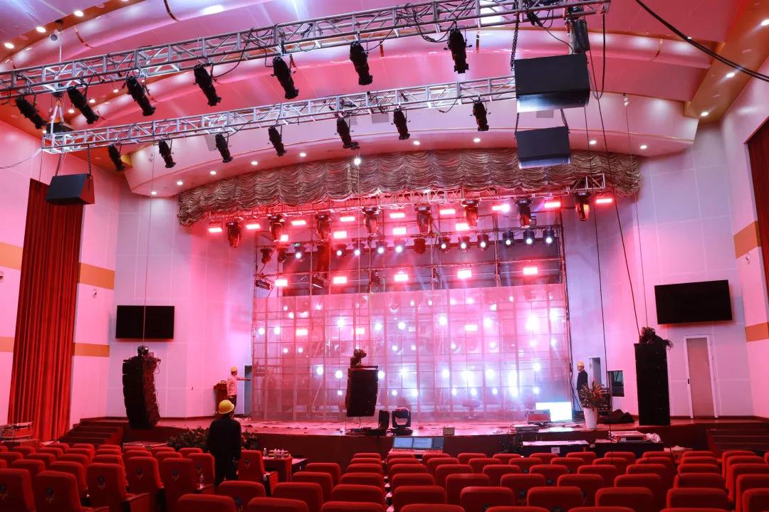 线阵列音响在舞台口上方单点吊挂安装