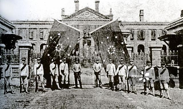 当时清政府的提督军门驻扎惠州,派驻重兵,对这个有起义历史的城市严防