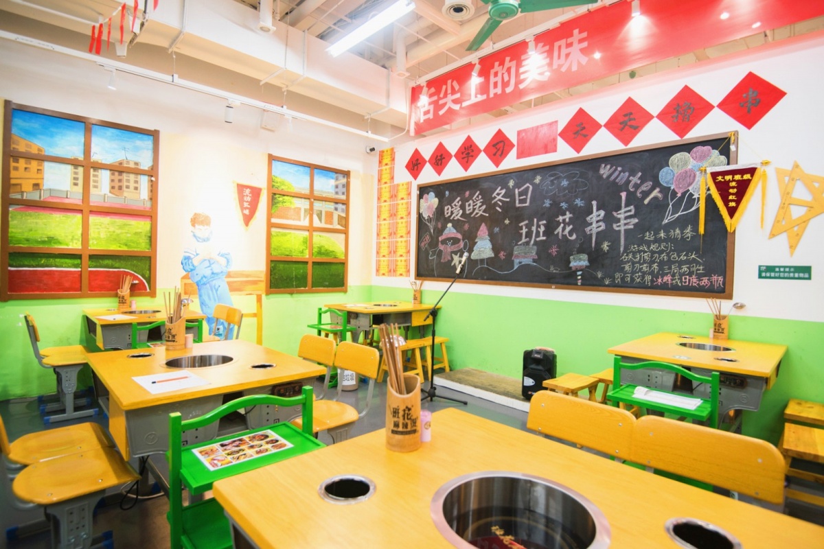 墙上的壁画,门口的小卖部还有校园金曲的背景音乐瞬间勾起青葱岁月的